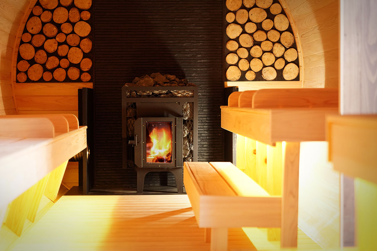 国産バレルサウナに最適な高性能サウナストーブ。安全に配慮した設計でロウリュを楽しむ