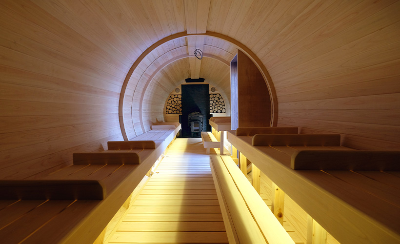 多治見 天光の湯 樹-itsuki- 内部の大人数収容可能な広々としたサウナ空間と木のぬくもり