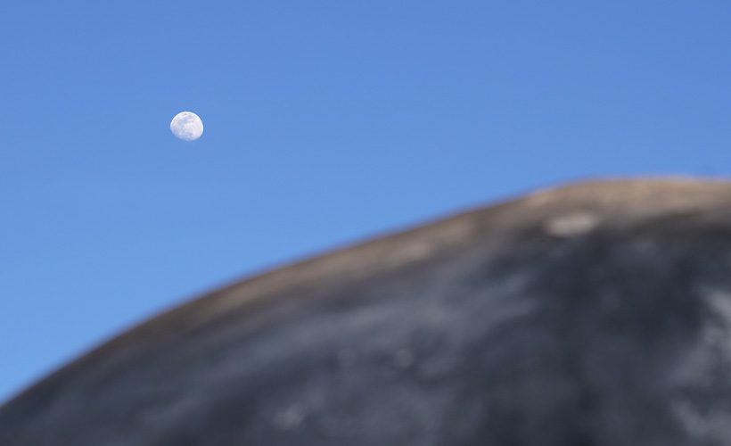 天光の湯 曼荼羅エリアの球体サウナ 珠-tama-から眺める空 月 夜景 ライトラップ