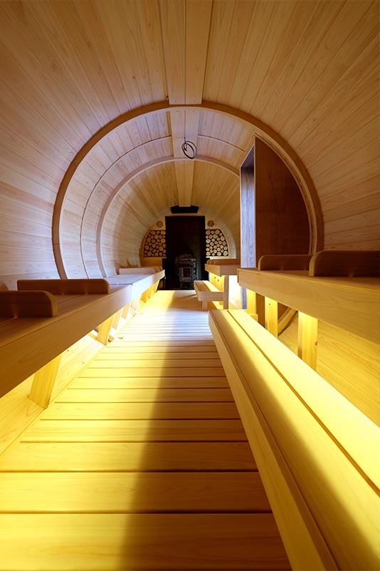 寒冷地岐阜県の温浴施設へのバレルサウナ導入事例。国産ヒノキの香りと樽型、球体などの外観で差別化、施設の集客力を強化