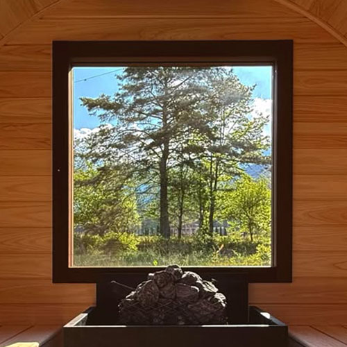 長野県白馬村の貸別荘「Yama & Sora 山と空」に導入されたバレルサウナ BURROW2。背面の正方形の大窓から北アルプスの山並みを望む