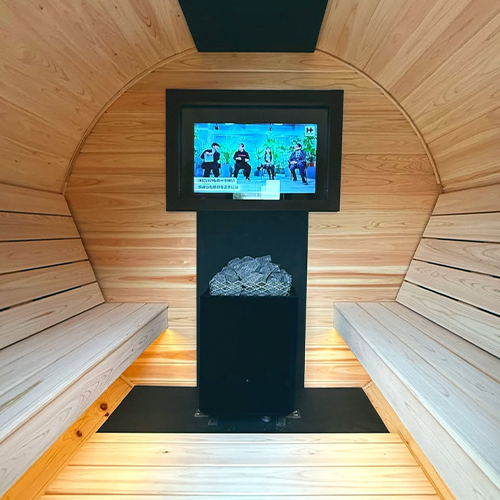 茨城県の会社保養所に納品した4名用バレルサウナ BURROW2 ブラウンの室内。6kWヒーターと置き型式背もたれ付きベンチ、間接照明とTV BOXを備える