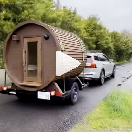 トレーラータイプのバレルサウナ BURROW mini2 ブラウン。BURROWの工場で引き渡し、車で牽引して高知県まで自走する